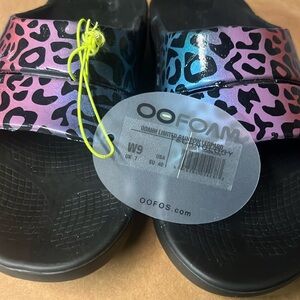 NWT Oofos OOFoam limited rainbow leopard slide size Women’s W9 (M7)